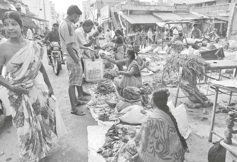 பள்ளிப்பட்டு வாரச்சந்தை மைதானம் மூடப்பட்டதால் தெருமுனையில் காய்கறி கடைகளை விரித்த விவசாயிகள்