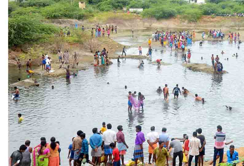 மீன்பிடி திருவிழாவில் குவிந்த கிராம மக்கள்