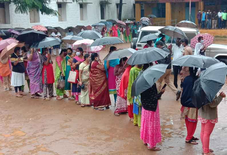 வால்பாறையில் கொட்டும் மழையில் தடுப்பூசி போட குவிந்த பொதுமக்கள்