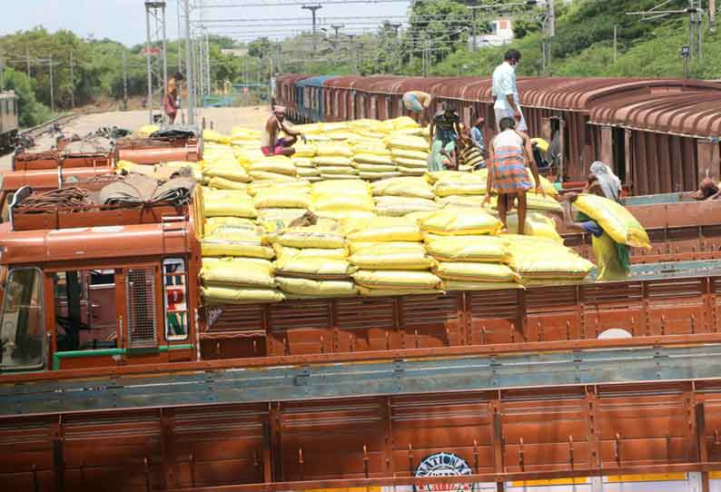 சரக்கு ரெயில் மூலம் 1,300 டன் உரம் திருச்சிக்கு வந்தது