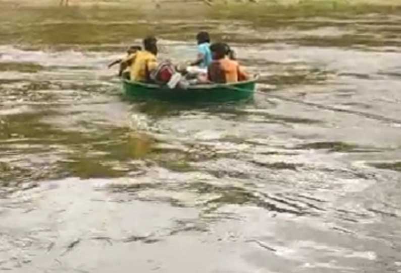 படகு மூலம் ஆற்றை கடக்கும் மலைவாழ்மக்கள்