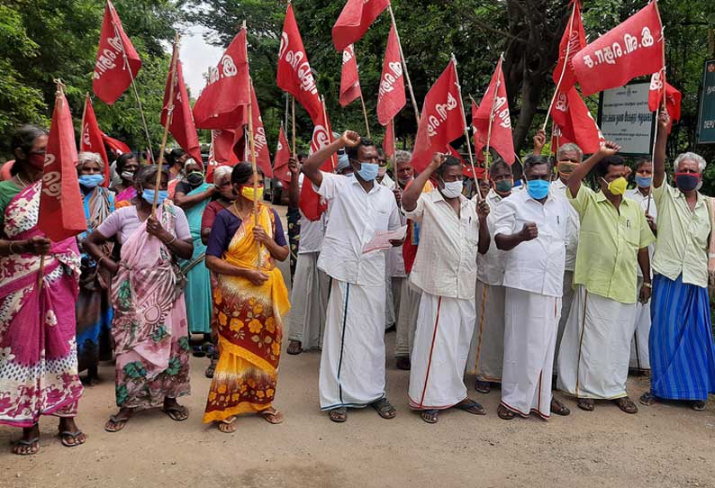 தர்மபுரி கலெக்டர் அலுவலகம் முன்பு விவசாய தொழிலாளர்கள் ஆர்ப்பாட்டம்