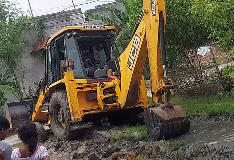 அதிகாரிகள் கண்டுகொள்ளாததால் குடியிருப்பை சுற்றி தேங்கியிருந்த கழிவுநீரை சொந்த செலவில் வெளியேற்றிய பொதுமக்கள்