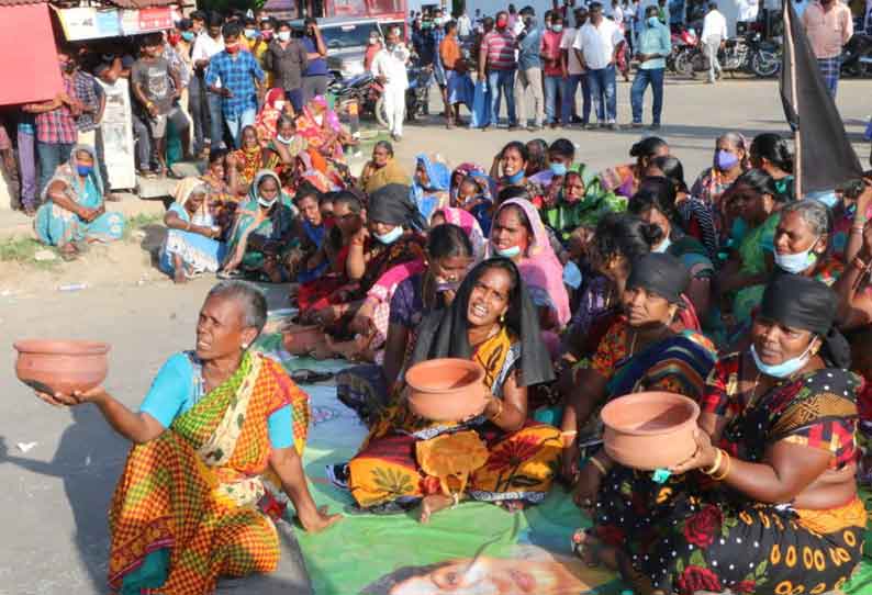 கடலூரில், மீனவ பெண்கள் சாலை மறியல்