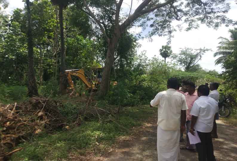 சேந்தன்குடி கிராமத்தில் நீதிமன்ற உத்தரவின்படி குளத்தில் ஆக்கிரமிப்புகள் அகற்றப்பட்டது