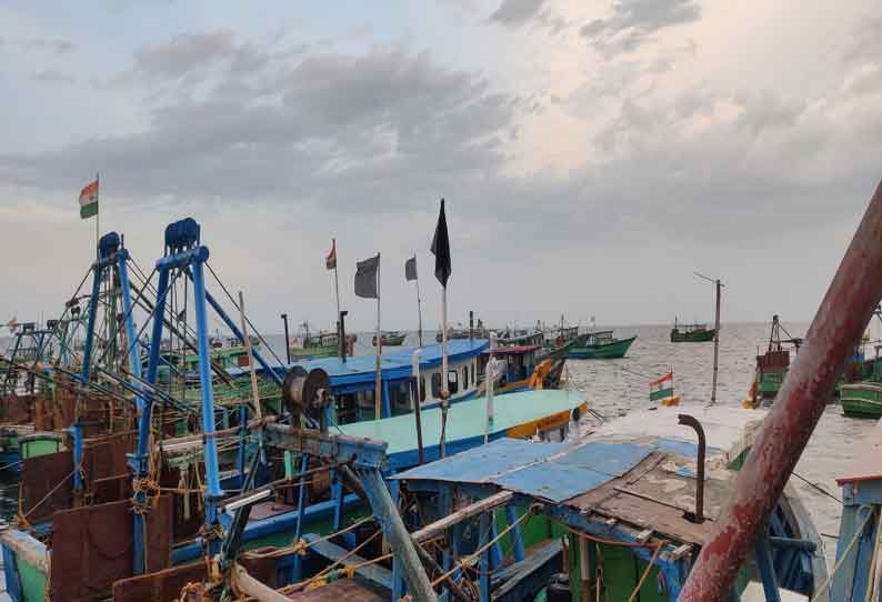 மீன்பிடி சட்டத்திற்கு எதிர்ப்பு தெரிவித்து  விசைப்படகுகளில் கருப்பு கொடி கட்டிய மீனவர்கள்