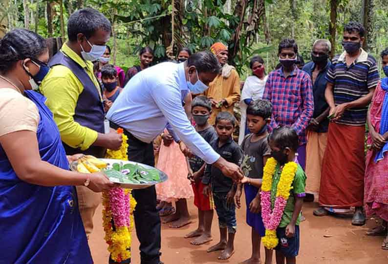 அரசு பள்ளியில் சேர வெற்றிலை பாக்கு வைத்து மாணவர்களுக்கு அழைப்பு