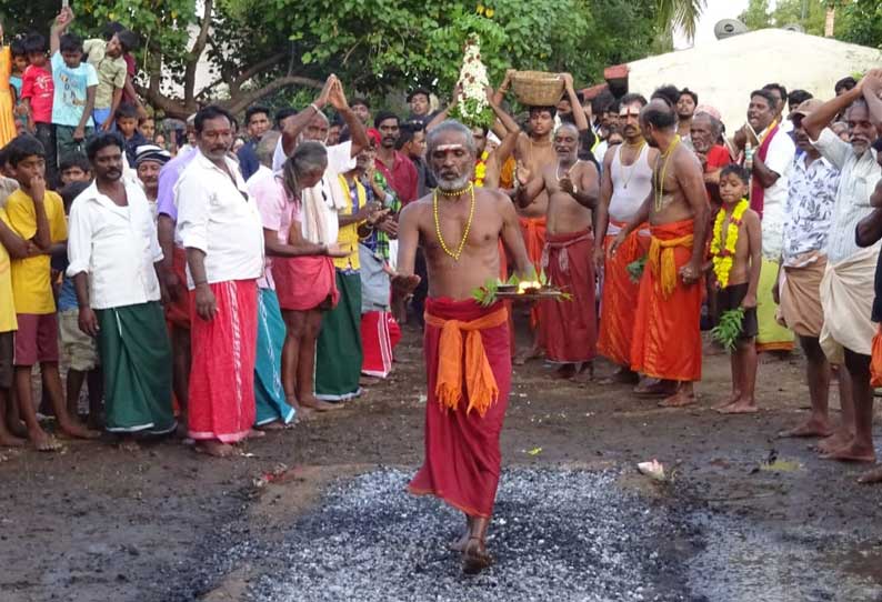 ஆதிமுத்து மாரியம்மன் கோவிலில் தீ மிதி திருவிழா