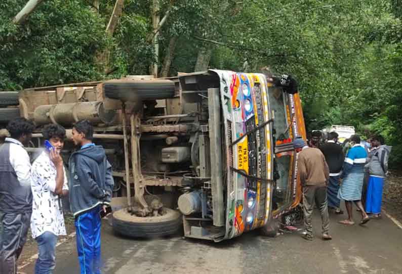 கேரட் மூட்டைகள் ஏற்றி வந்தபோது லாரி கவிழ்ந்து 17 பேர் படுகாயம்