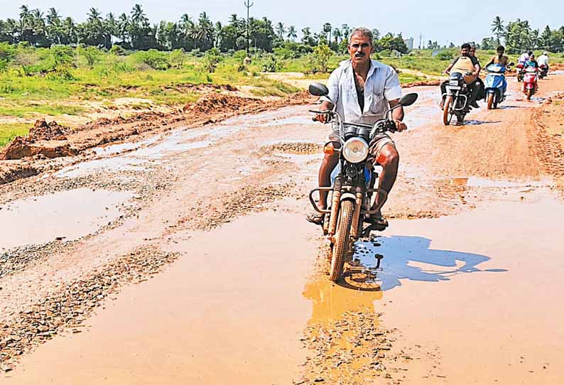 ஊத்துக்கோட்டையில் குண்டும், குழியுமாக மாறிய சாலை - வாகன ஓட்டிகள் அவதி