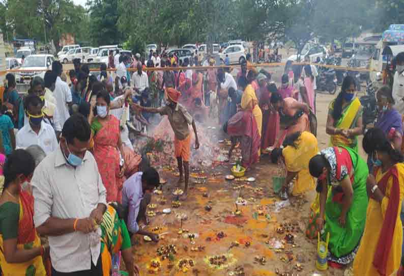 ஆடி முதல் வெள்ளியையொட்டி கோவில்களில் பக்தர்கள் கூட்டம் அலைமோதியது