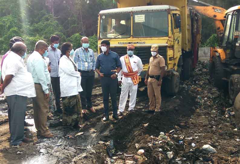 அரசு மருத்துவ கல்லூரி மருத்துவமனையில் குவிந்திருந்த மருத்துவ கழிவுகள் அகற்றம் கலெக்டர் மோகன் நேரில் ஆய்வு