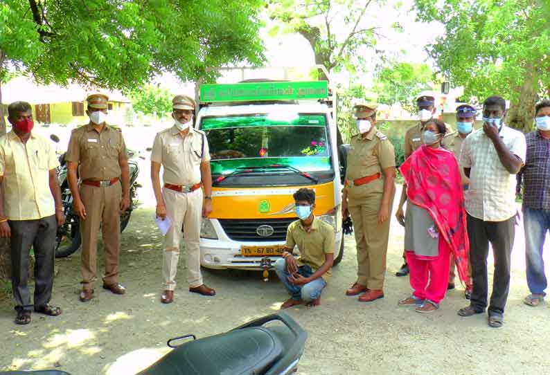 எலச்சிபாளையம் அருகே சரக்கு ஆட்டோவில் கடத்திய 2 டன் ரேஷன் அரிசி பறிமுதல்-டிரைவர் கைது