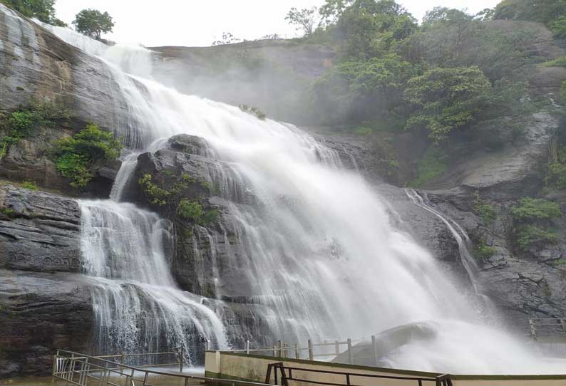 குற்றாலம் அருவிகளில் வெள்ளப்பெருக்கு