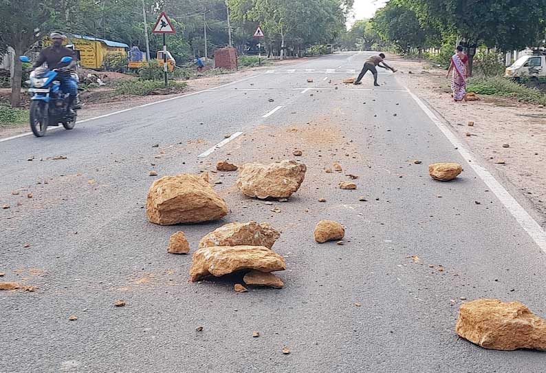 லாரிகளில் இருந்து சாலையில் விழும் சுண்ணாம்பு கற்களால் வாகன ஓட்டிகள் அவதி