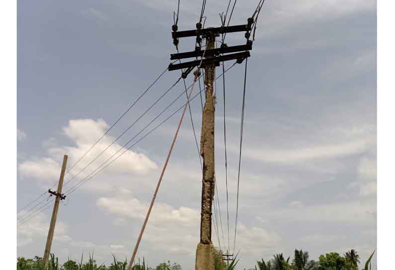 கீழே விழும் அபாயத்தில் இருக்கும் மின் கம்பத்தை மாற்ற வேண்டும்