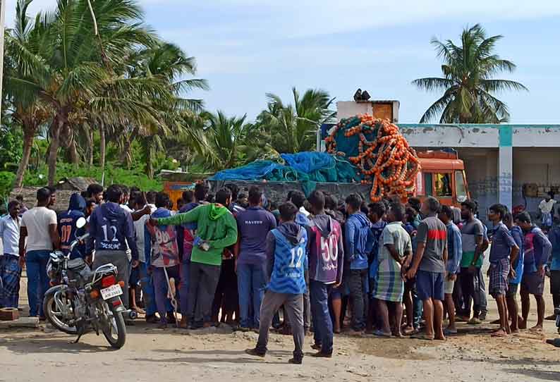 சுருக்குமடி வலைகளை பயன்படுத்தி மீன்பிடிக்க சென்ற மீனவர்களை அதிகாரிகள் தடுத்து நிறுத்தினர்