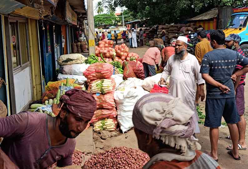 எம் ஜி ஆர் மார்க்கெட்டில் சின்ன வெங்காயம் விலை குறைவு