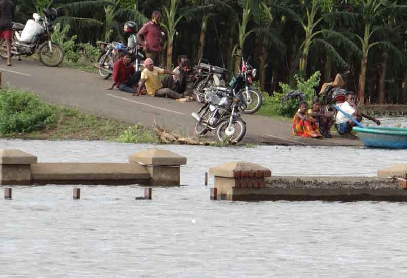 காந்தையாறு பாலம் தண்ணீரில் மூழ்கியதால் பரிசலில் பயணிக்கும் கிராம மக்கள்