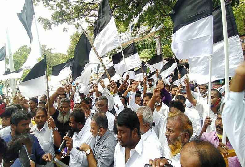 குற்றாலத்தில் த.மு.மு.க.வினர் ஆர்ப்பாட்டம்