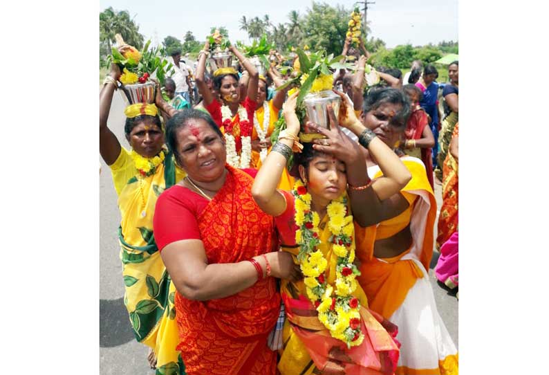 மகாசக்தி மாரியம்மன் கோவிலுக்கு பால்குடம் எடுத்து வந்த பக்தர்கள்