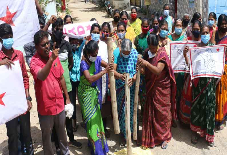 தார் சாலை அமைக்கக்கோரி நெல் குத்தும் போராட்டம்