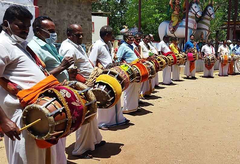 இசைகருவிகளை வாசித்து வழிபாடு