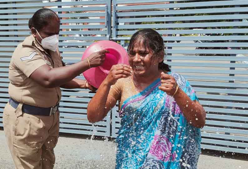 சேலம் கலெக்டர் அலுவலகத்தில் பெண் தீக்குளிக்க முயன்றதால் பரபரப்பு