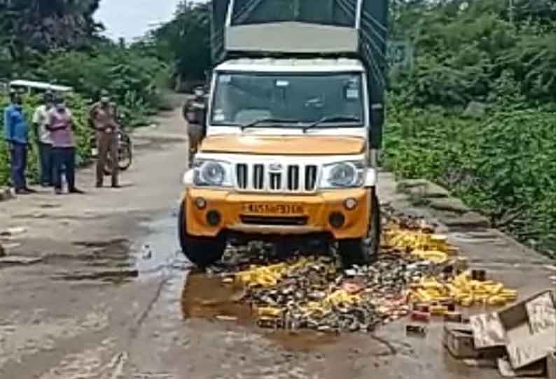 ஓமலூரில் போலீசார் பறிமுதல் செய்த மதுபாட்டில்கள் சாலையில் கொட்டி அழிக்கப்பட்டன