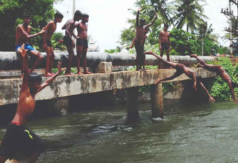 ஆபத்தான குளியலில் ஈடுபடும் சிறுவர்கள்