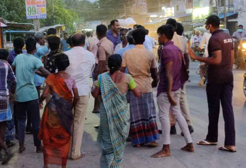 பன்றிகளை பிடித்த வாலிபருக்கு கத்திக்குத்து, தந்தை-மகன் உள்பட 3 பேர் கைது