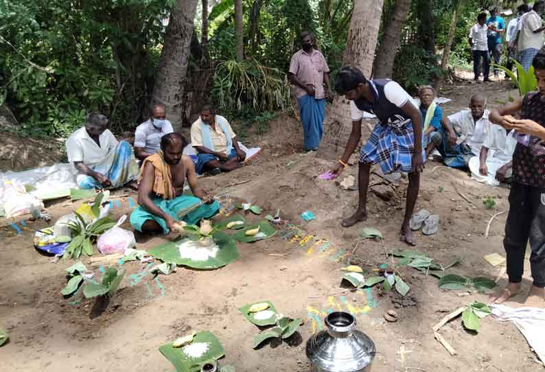 பொது இட ஆக்கிரமிப்பு அகற்றம்: போலீஸ் பாதுகாப்புடன் ஈமக்காரியம்