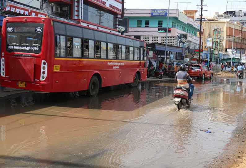 குடிநீர் குழாய் உடைந்து ரோட்டில் ஆறாக ஓடிய தண்ணீர்