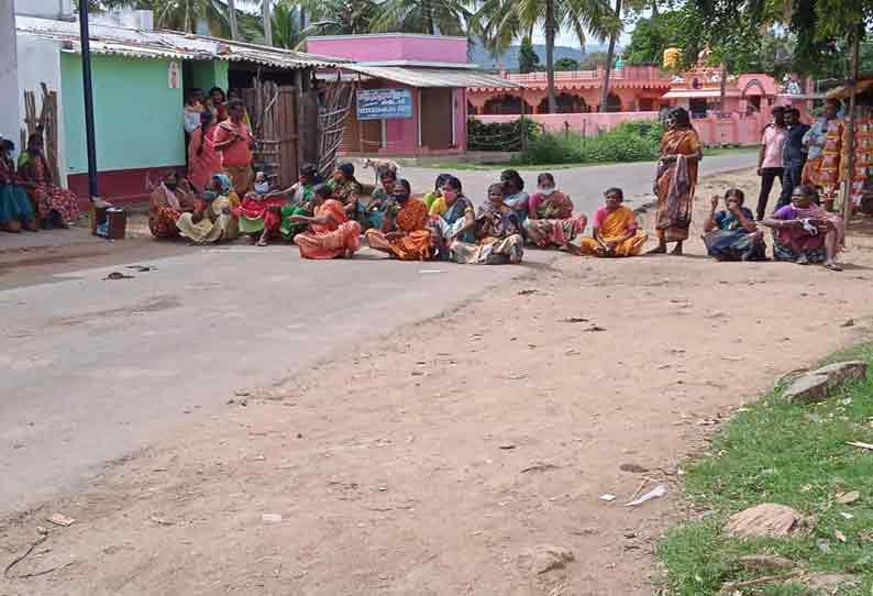 தாளவாடி அருகே பாலப்படுக்கை கிராமத்துக்கு பஸ் வசதி கேட்டு பொதுமக்கள் சாலைமறியல்