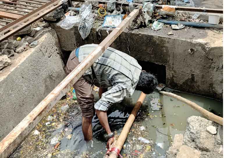 பாதுகாப்பு உபகரணமின்றி சுத்தம் செய்யும் பணியாளர்