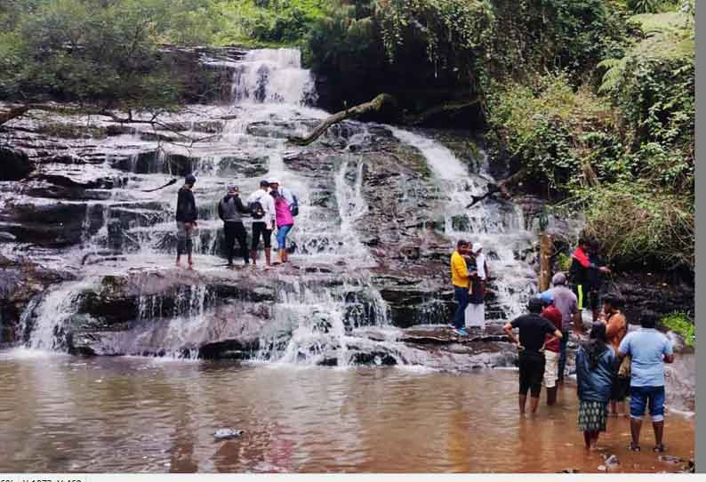 கொடைக்கானலுக்கு படையெடுத்த சுற்றுலா பயணிகள்