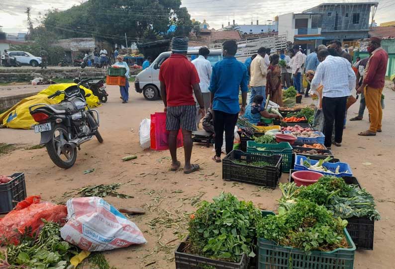 தேன்கனிக்கோட்டையில் உழவர்சந்தை முன்திடீர் காய்கறி கடைகள் அகற்றம்