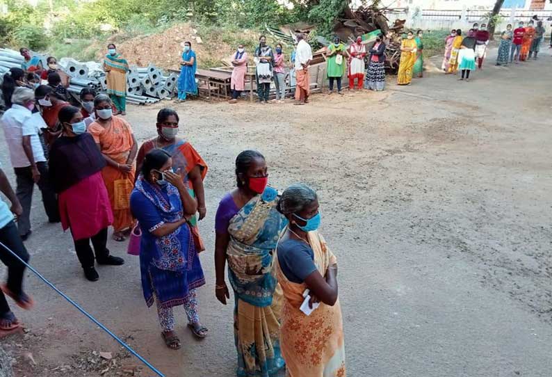 தடுப்பூசி போடுவதற்காக நீண்ட வரிசையில் காத்திருந்த பொதுமக்கள்