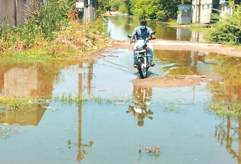 காக்களூர் சிட்கோ தொழிற்பேட்டையில் சாலையில் ஆறாக ஓடும் கழிவுநீரால் தொற்றுநோய் ஏற்படும் அபாயம் - நடவடிக்கை எடுக்க பொதுமக்கள் கோரிக்கை