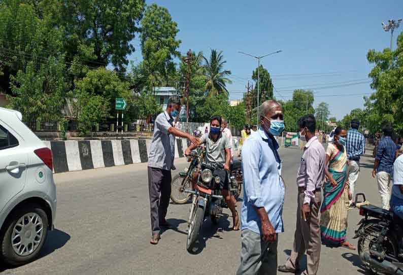 கோவில்பட்டியில் ஊரடங்கை மீறி வாகனங்களில் சுற்றிய 150 பேருக்கு கொரோனா பரிசோதனை