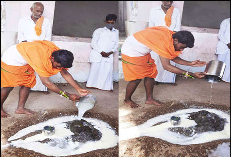 கொரோனா பரவல் குறைய வேண்டி கோவிலில் சிறப்பு பூஜை செய்து வழிபடும் கிராம மக்கள்