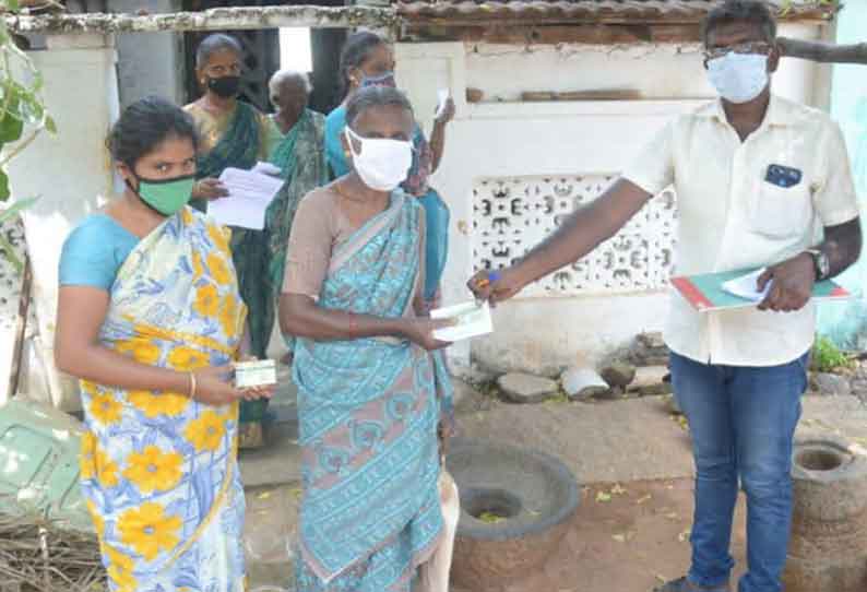 ரேஷன் பொருட்கள் வழங்க வீடு, வீடாக டோக்கன் வினியோகம்