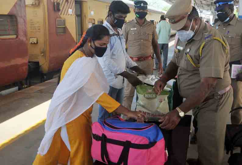 காரைக்குடியில் ரெயில் பயணிகளிடம் போலீசார் தீவிர சோதனை