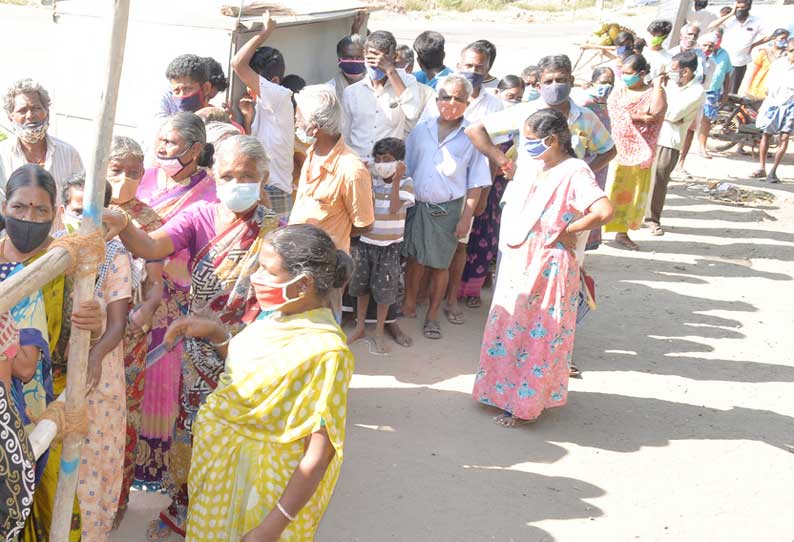 கொரோனா நிவாரண நிதிக்கான டோக்கன் பெற பொதுமக்கள் குவிந்தனர்