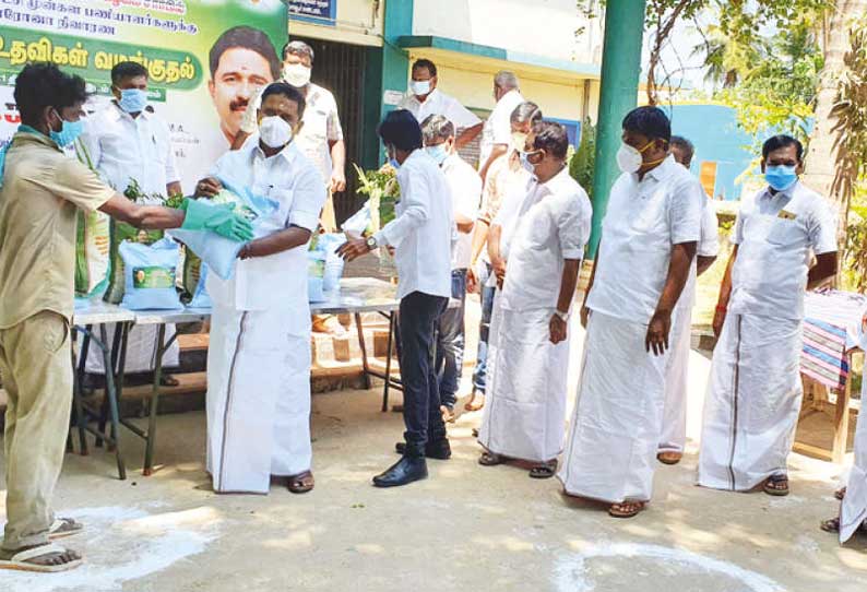 திருவாரூர் மாவட்டத்தில், முன்கள பணியாளர்களுக்கு அரிசி, காய்கறி உள்ளிட்ட நிவாரண பொருட்கள் காமராஜ் எம்.எல்.ஏ. வழங்கினார்