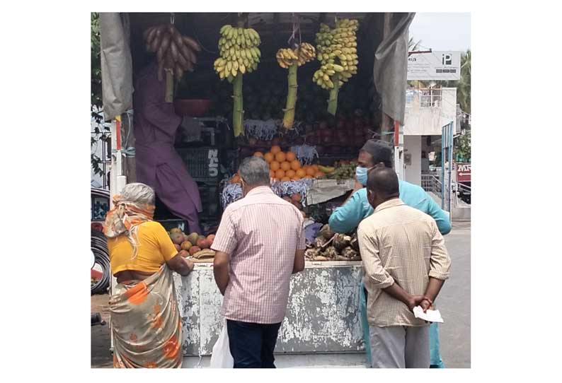 நடமாடும் வாகனங்களை தேடி சென்று பழங்கள் வாங்கும் பொதுமக்கள்