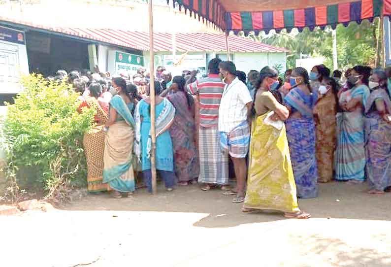 நொய்யல் அருகே கொரோனா தடுப்பூசி போடுவதற்காக பொதுமக்கள் குவிந்தனர்