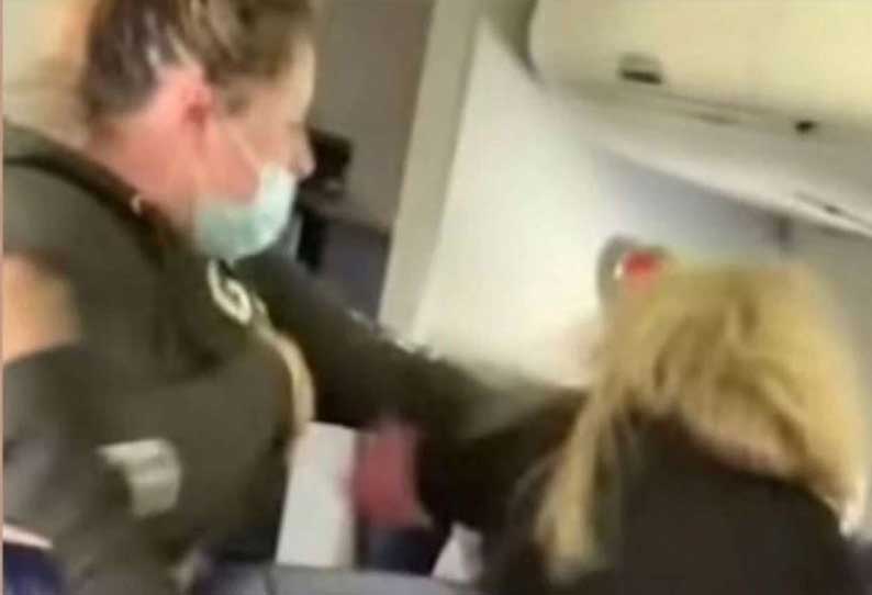 விமான பணிப்பெண்ணின் முகத்தில் குத்தி பற்களை உடைத்த பெண் பயணி  - வீடியோ