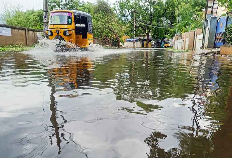 தேனி மாவட்டத்தில் பரவலாக மழை; வீடுகளுக்குள் தண்ணீர் புகுந்தது