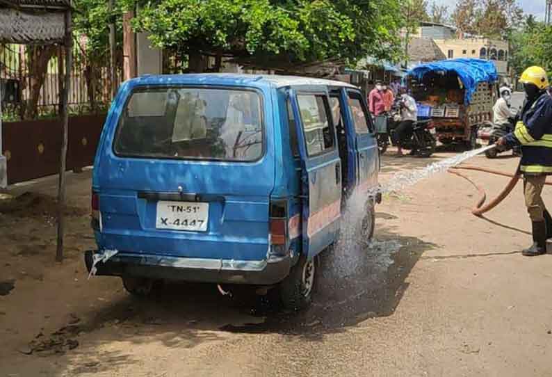 நடமாடும் காய்கறி வாகனம் தீப்பிடித்து எரிந்தது